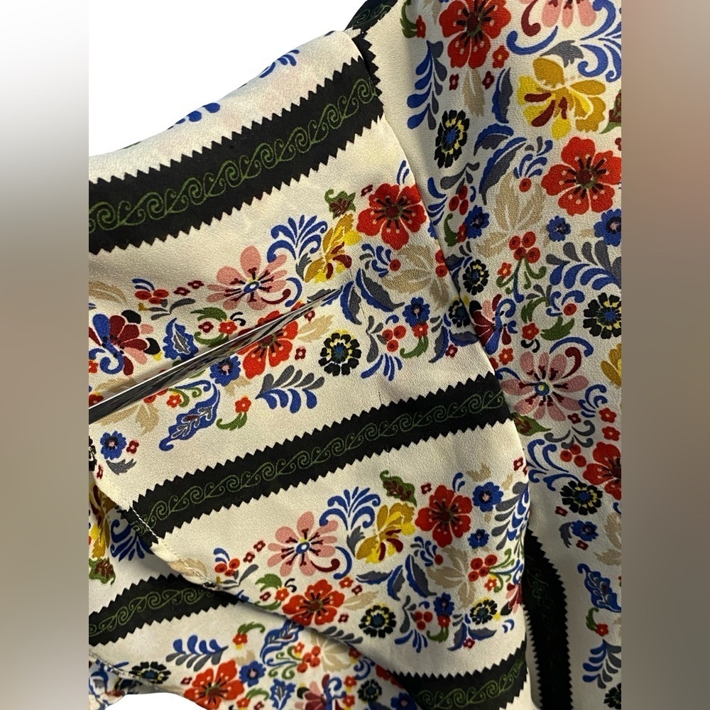 Faith & Joy Floral Blouse With Ruffle Sleeves Size  
M Pit 20 Pulls In Fabric - Picture 7 of 12